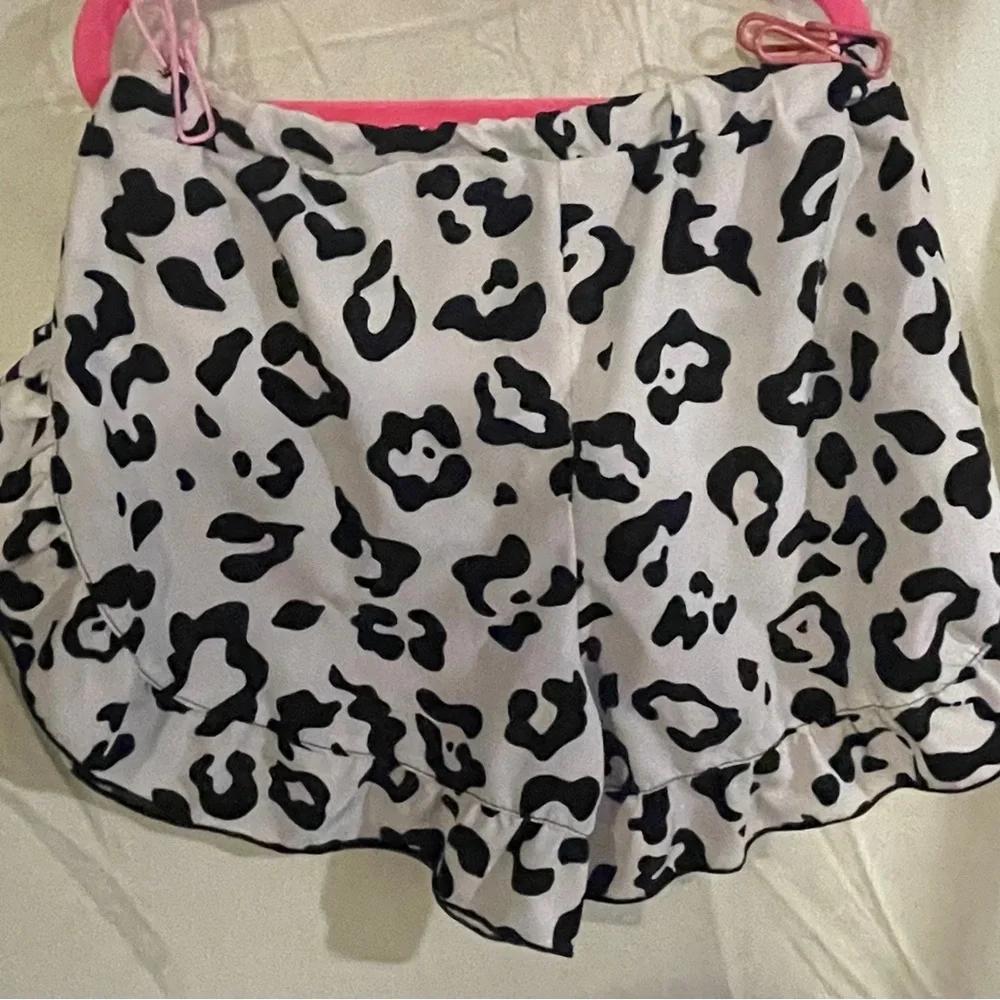 LIKE NEW! Chic Black and White animal print girls tank top and shorts